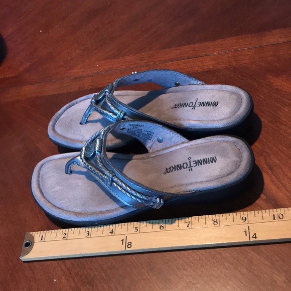 Minnetonka gray metallic leather thong sandals shoes size 6M - Picture 7 of 12